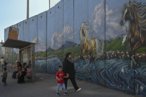 Parada de autobus en el campamento de Shuafat (Jerusalén). EFE/ Magda Gibelli