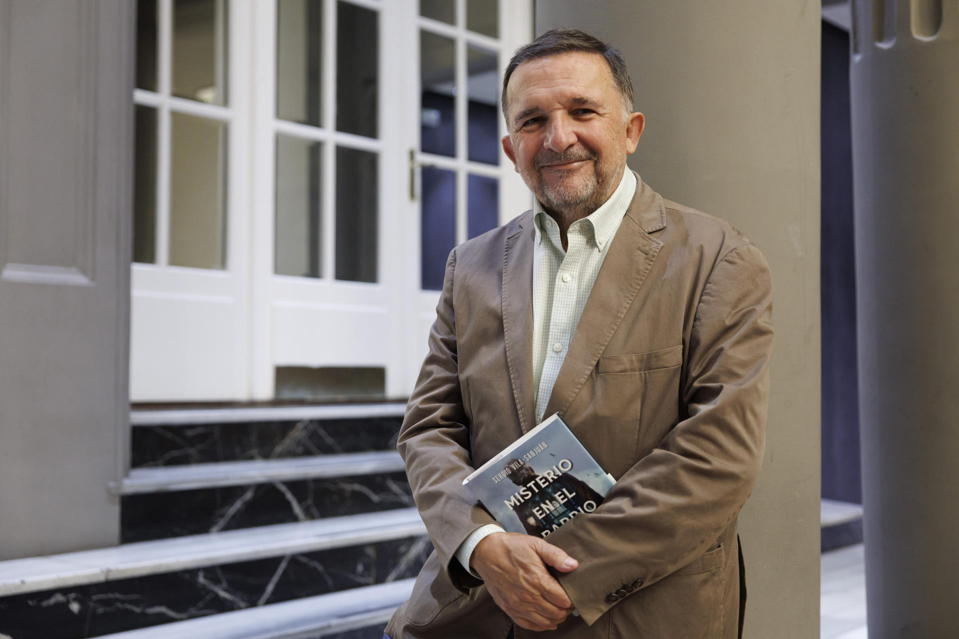 El escritor Sergio Vila-Sanjuán, ganador del Premio Fernando Lara 2025 con su obra 'Misterio en el barrio gótico', posa tras la entrevista concedida a EFE en la que ha asegurado que cree que la actual es una sociedad "muy presentista, muy atenta a lo último, muy fragmentaria y muy tecnologizada". EFE/Javier Cebollada
