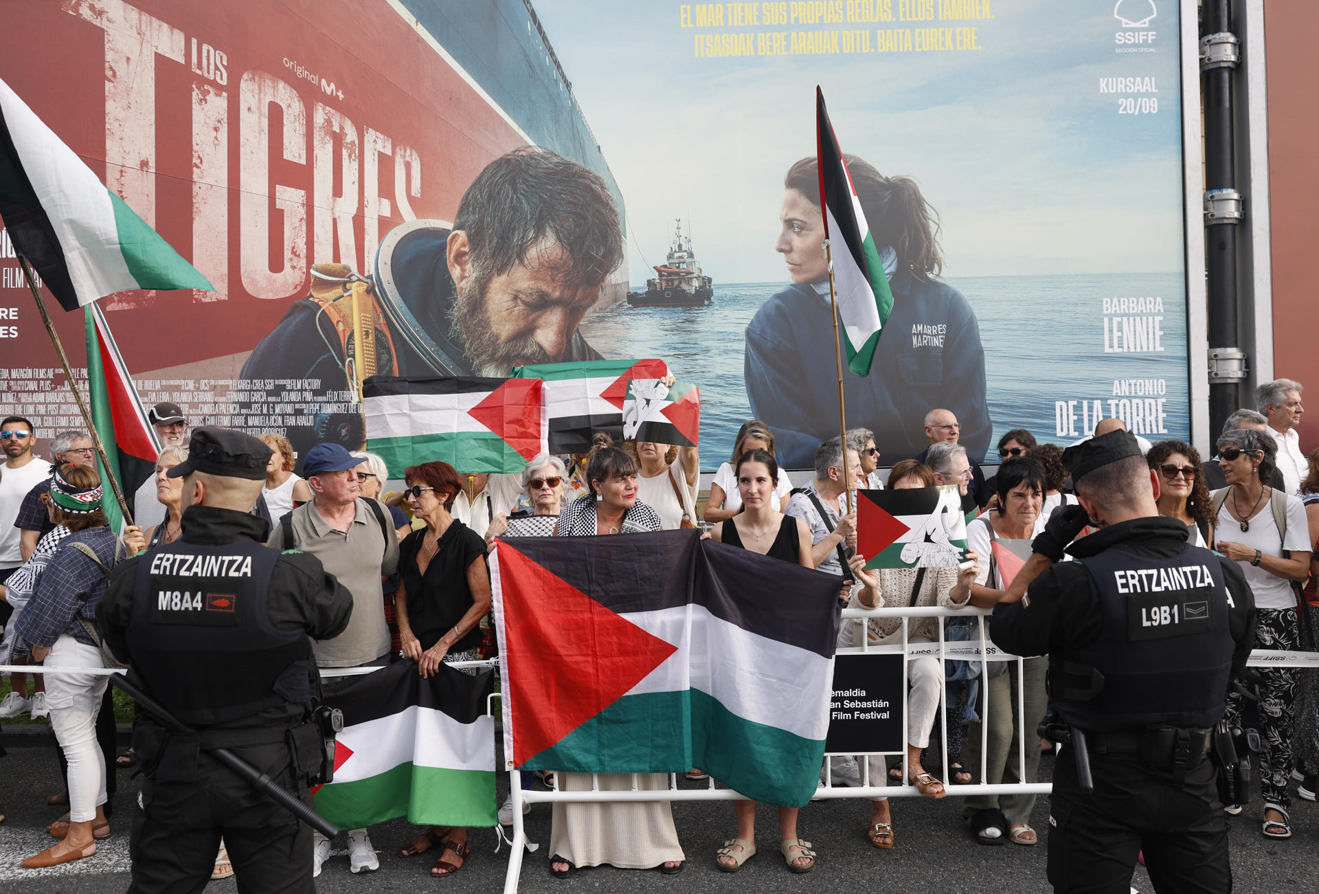 Concentración a favor de Palestina este viernes frente a la alfombra roja de la gala inaugural de la 73 el Festival Internacional de Cine de San Sebastián. EFE/Juan Herrero