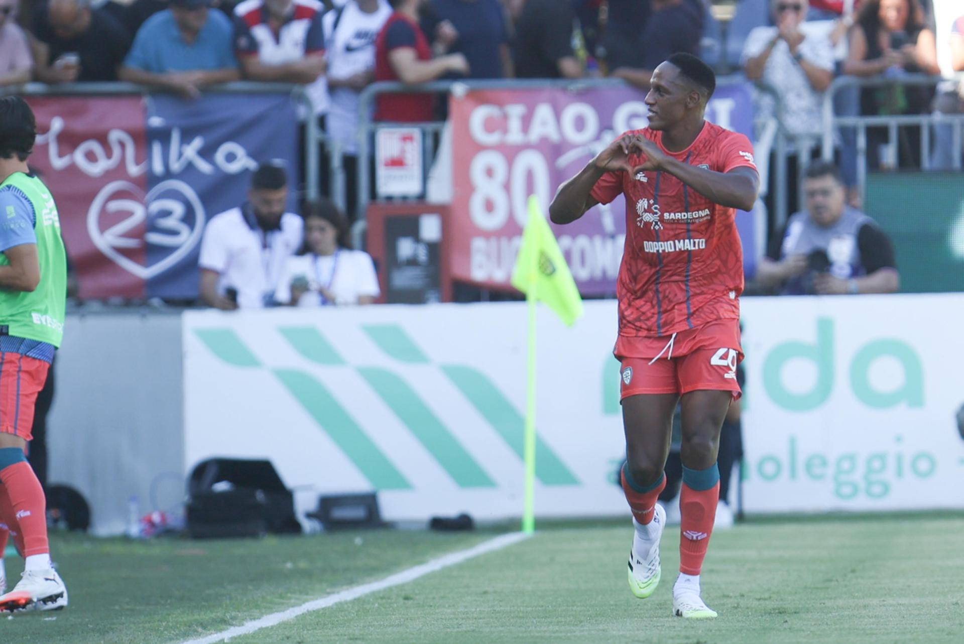 El jugador del Cagliari Yerry Mina (c) celebra el 1-0 durante el partido de la Serie A que an jugado Cagliari calcio y Parma Calcio 1913 en el Unipol domus en Cagliari, Italia. EFE/EPA/FABIO MURRU