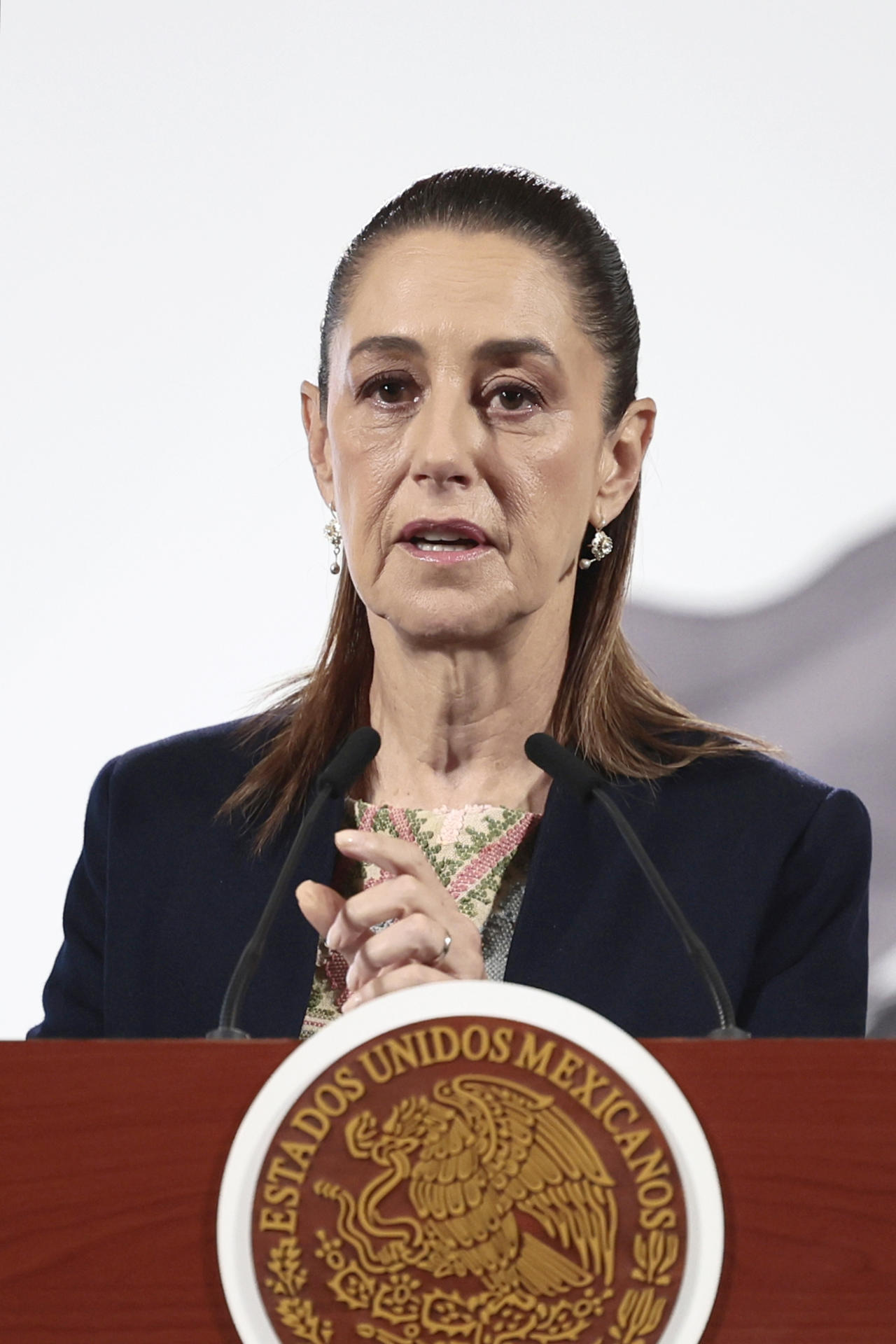 La presidenta de México, Claudia Sheinbaum, habla durante una rueda de prensa este lunes en Palacio Nacional de la Ciudad de México (México). EFE/José Méndez
