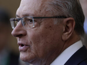 El vicepresidente de Brasil y Ministro de Desarrollo, Industria, Comercio y Servicios, Geraldo Alckmin, habla este 16 de septiembre de 2025, en el Palacio de Itamaraty en Río de Janeiro (Brasil). EFE/ André Coelho