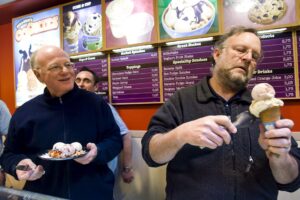 Fotografía de archivo de los fundadores estadounidenses de la cadena de heladerías Ben & Jerry's, Ben Cohen (i) y Jerry Greenfield (d). EFE/Ade Johnson