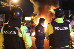Integrantes de la Policía de Ecuador fueron captados en la madrugada de este martes, 16 de agosto, al vigilar una carretera bloqueada, durante una manifestación por la reciente alza del precio del diésel, en el Carchi (Ecuador). EFE/Xavier Montalvo