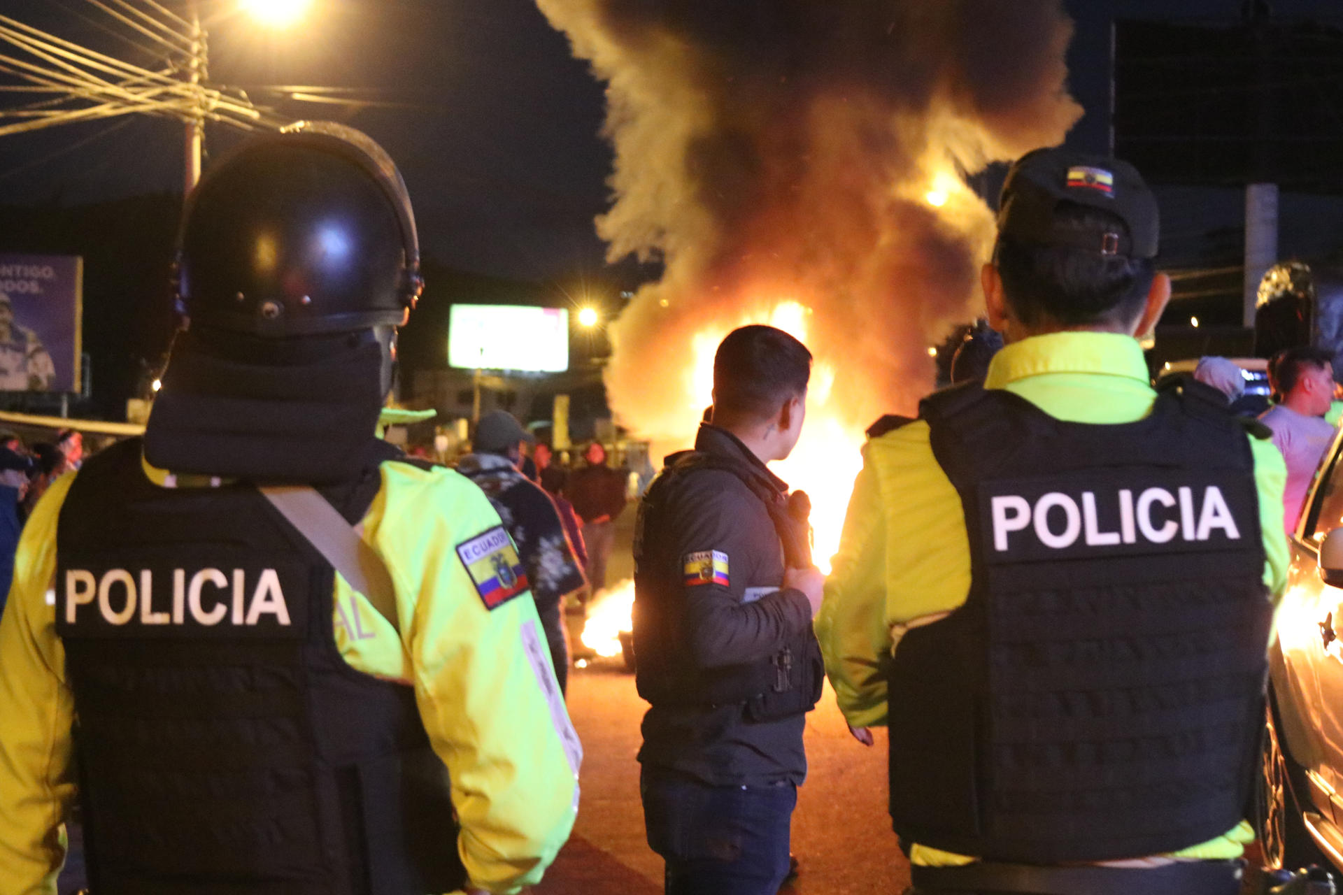 Integrantes de la Policía de Ecuador fueron captados en la madrugada de este martes, 16 de agosto, al vigilar una carretera bloqueada, durante una manifestación por la reciente alza del precio del diésel, en el Carchi (Ecuador). EFE/Xavier Montalvo