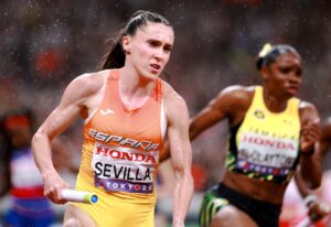 La atleta Paula Sevilladurante la final de los relevos 4x100m de los Mundiales de Tokio en Japón. EFE/EPA/ALEX PLAVEVSKI