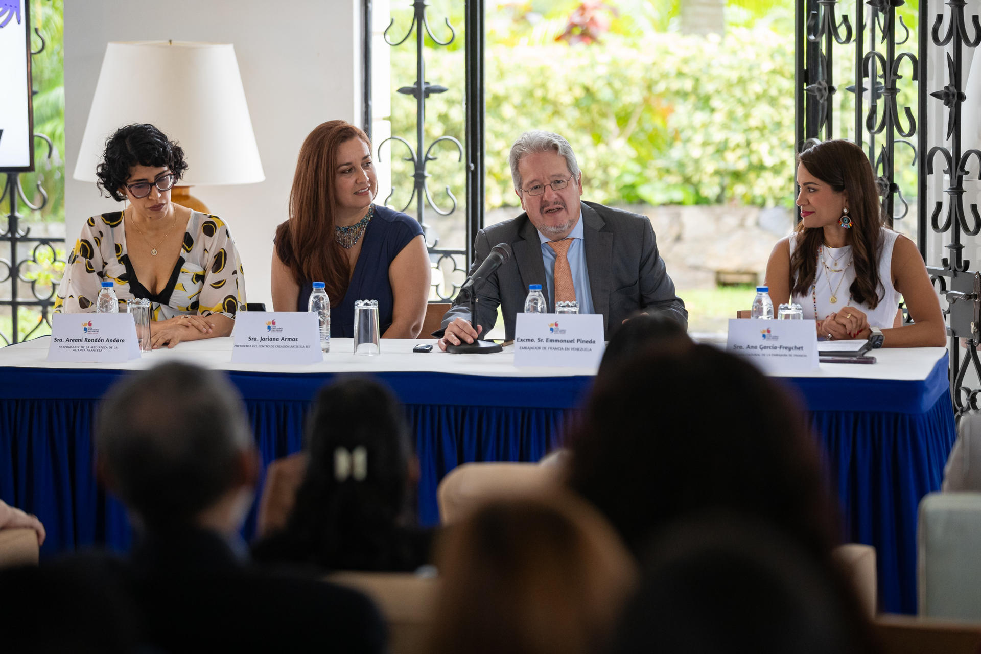 El embajador de Francia en Venezuela, Emmanuel Pineda (2-d), habla durante la rueda de prensa de la quinta edición del Festival de Artes Escénicas Franco-venezolano este miércoles, en Caracas (Venezuela). EFE/ Ronald Peña R
