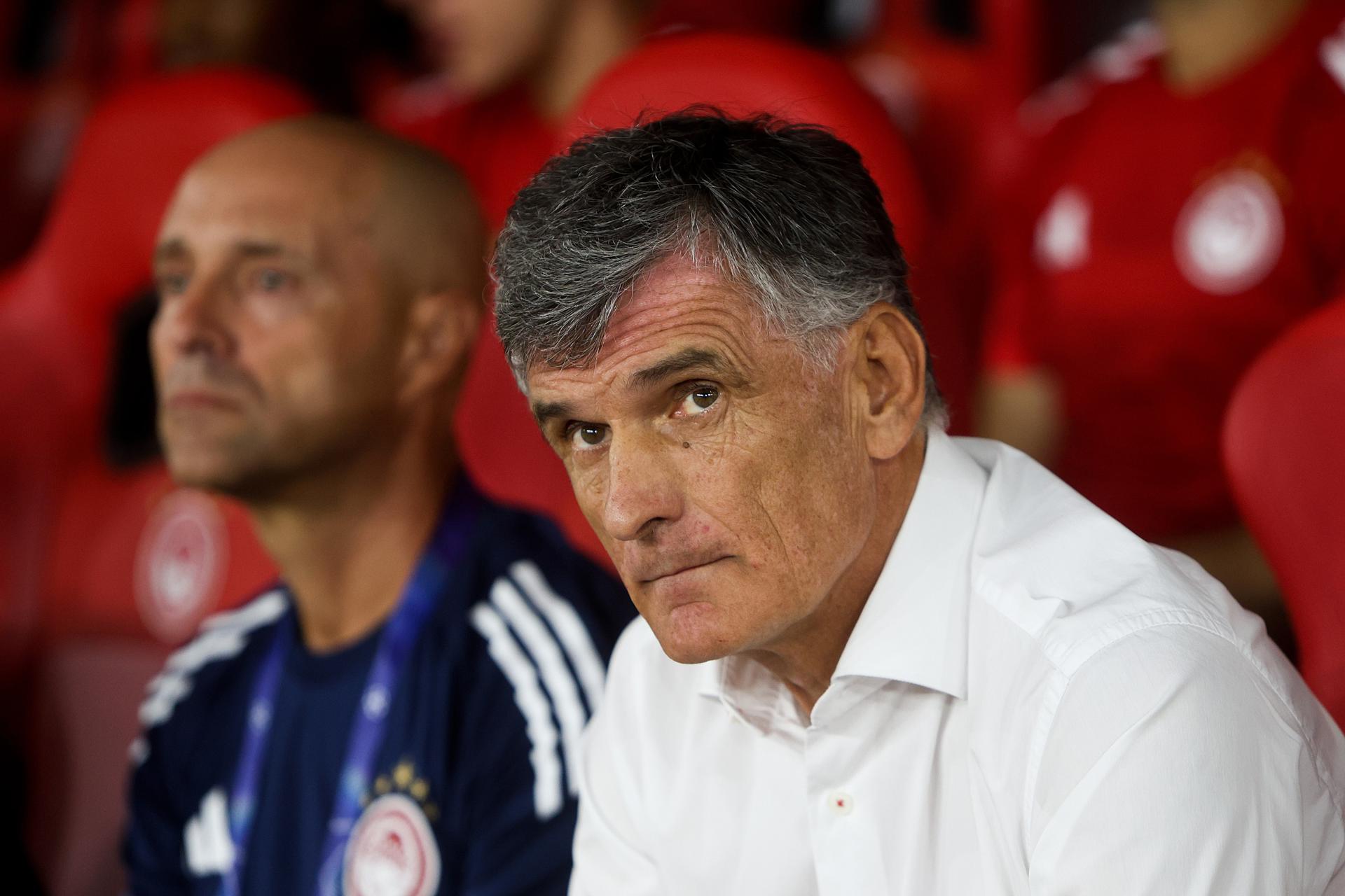 EEl entrenador de Olympiacos, Jose Luis Mendilibar, durante el partido de la fase de liga de la UEFA Champions League que han jugado Olympiacos y Pafos en el Georgios Karaiskakis Stadium, en El Pireo, Grecia. EFE/EPA/GEORGIA PANAGOPOULOU
