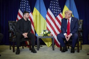 Fotografía cedida por el Servicio de Prensa de la Presidencia de Ucrania en la que aparecen el presidente de Estados Unidos, Donald Trump (d), y su homólogo de Ucrania, Volodímir Zelenski (i), durante una reunión en la sede de las Naciones Unidas, en Nueva York (NY, EE.UU.). EFE/Servicio de Prensa de la Presidencia de Ucrania