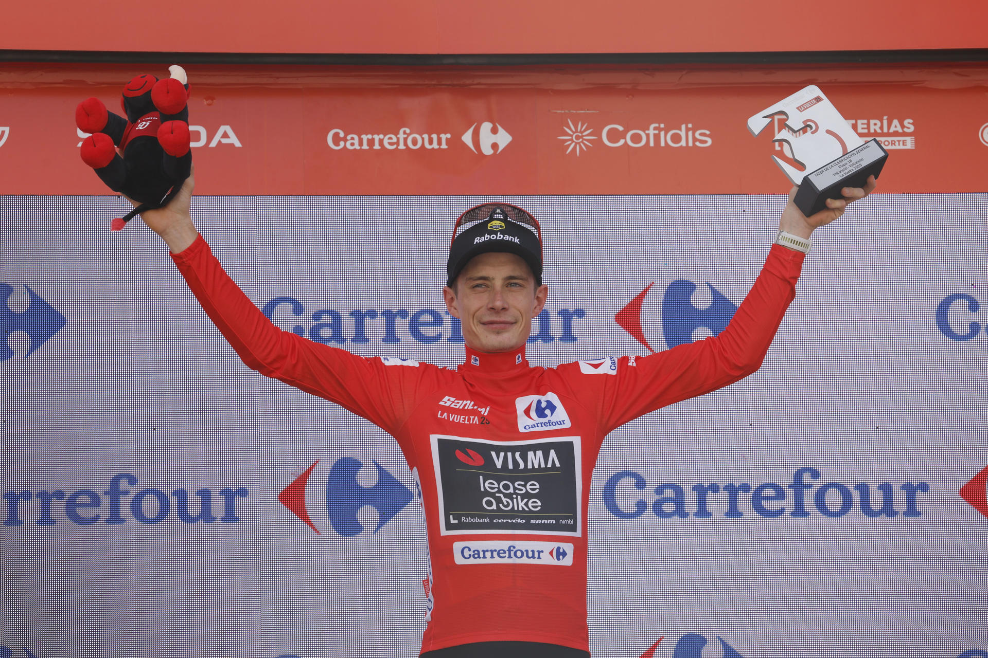El ciclista danés Jonas Vingegaard del Team Visma, con el maillot de líder de la General en el podio al término de la 18º etapa de la Vuelta Ciclista a España, una contrarreloj individual de 12,2 km con salida y llegada en Valladolid, este jueves. La etapa se desarrolla entre grandes medidas de seguridad ante las protestas por la presencia de un equipo israelí, el Israel Premier Tech. EFE/ Javier Lizón