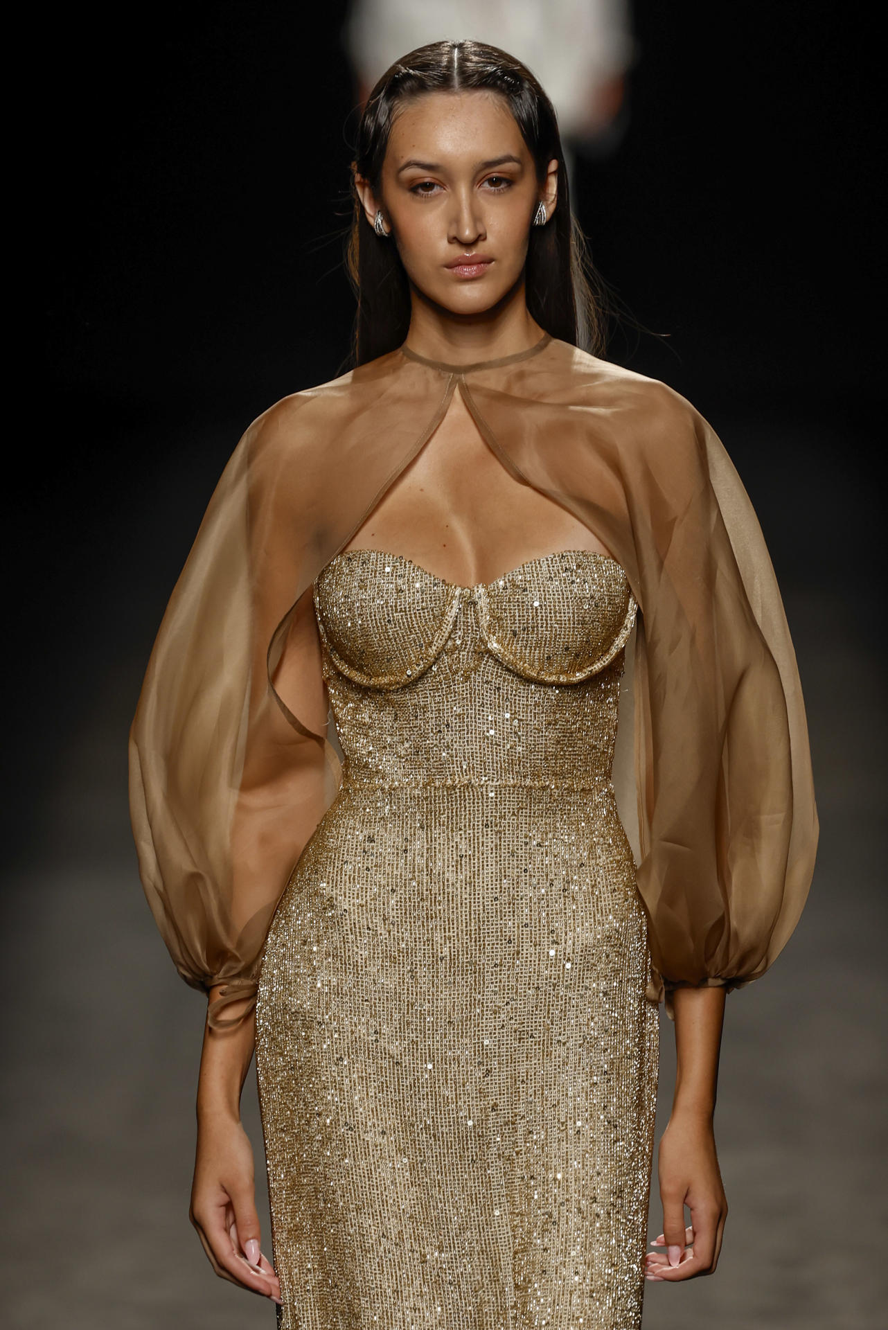 Una modelo muestra una creación de Claro Couture, la firma de Fernando Claro, durante la presentación de su colección este jueves en el marco de la Semana de la Moda Mercedes Benz Fashion Week Madrid en Ifema.EFE/ J.J. Guillén
