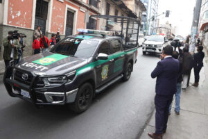 Fotografía del vehículo que traslada al exministro de Gobierno (Interior) Arturo Murillo este jueves, en La Paz (Bolivia). EFE/ Luis Gandarillas