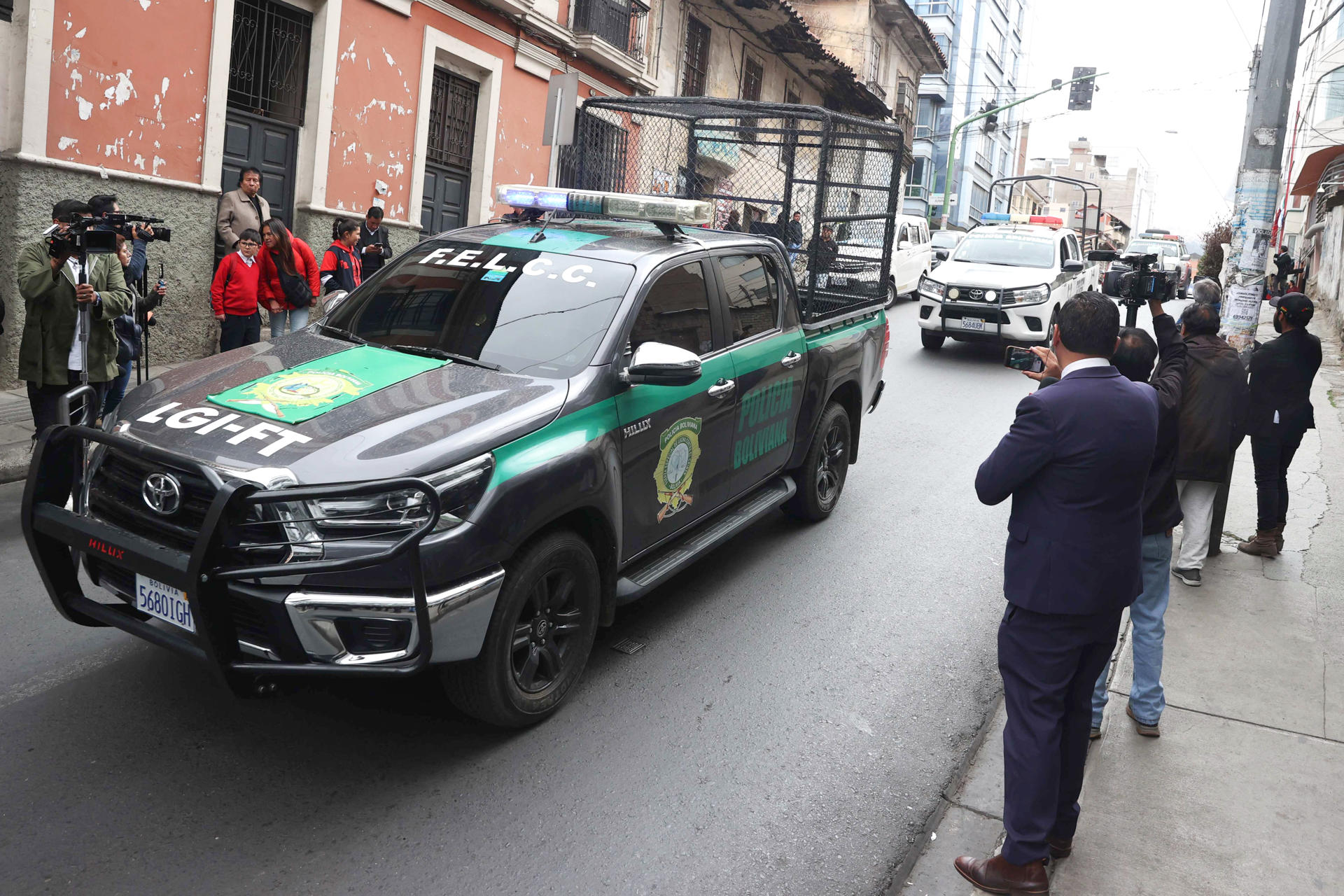Fotografía del vehículo que traslada al exministro de Gobierno (Interior) Arturo Murillo este jueves, en La Paz (Bolivia). EFE/ Luis Gandarillas