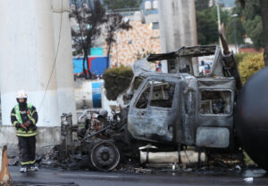 Fotografía de un vehículo incinerado luego del accidente de un camión de gas en Ciudad de México (México). EFE/Mario Guzmán