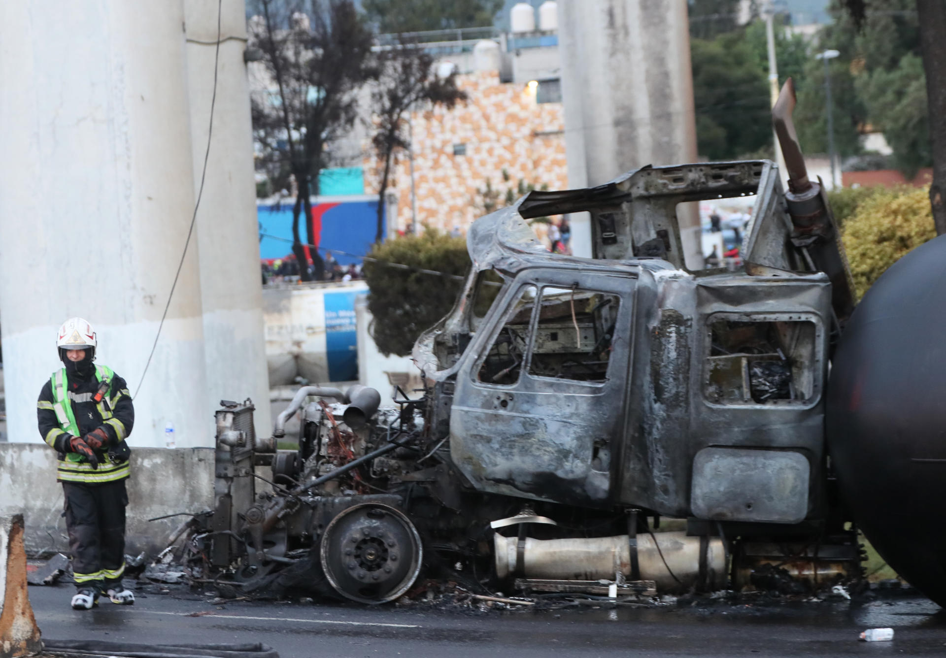 Fotografía de un vehículo incinerado luego del accidente de un camión de gas en Ciudad de México (México). EFE/Mario Guzmán