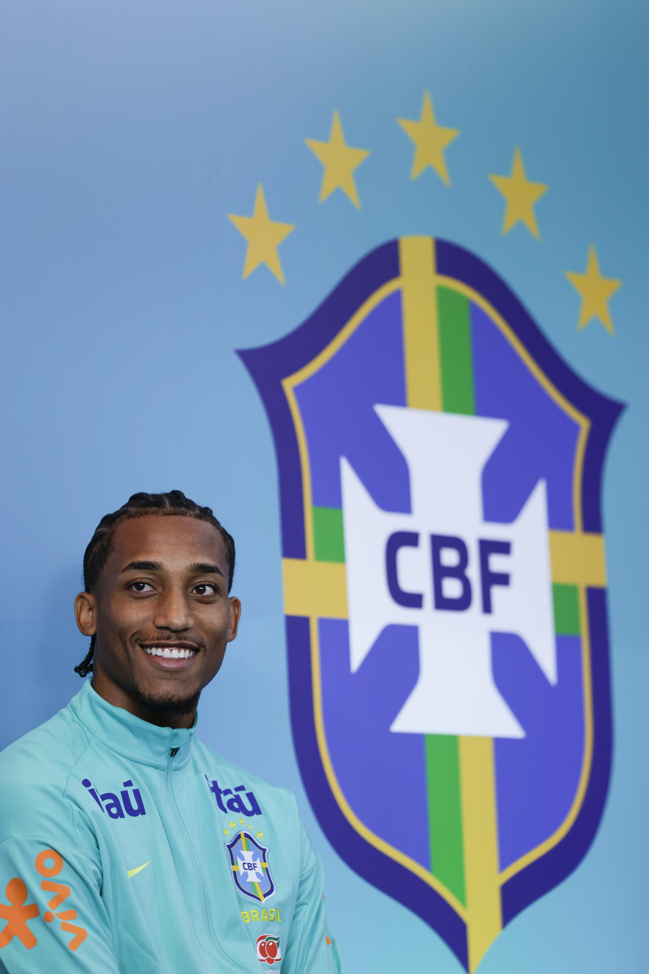 El jugador de la selección brasileña de fútbol Joao Pedro sonríe durante una rueda de prensa este martes, en el centro de entrenamiento Granja Comary, en Teresópolis (Brasil). EFE/ André Coelho