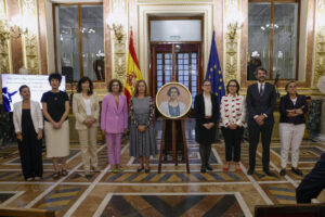 La presidenta del Congreso, Francina Armengol (4i) posa con las ministras Sira Rego, Elma Saiz, Ana Redondo; María Jesús Montero y la artista Soraya Triana Hernández (4i), entre otros, durante la presentación del tondo de la diputada Clara Campoamor que ha tenido lugar en el marco del acto de Conmemoración XCII Aniversario de la Aprobación del Sufragio Femenino en España, este martes. EFE/Javier Lizón