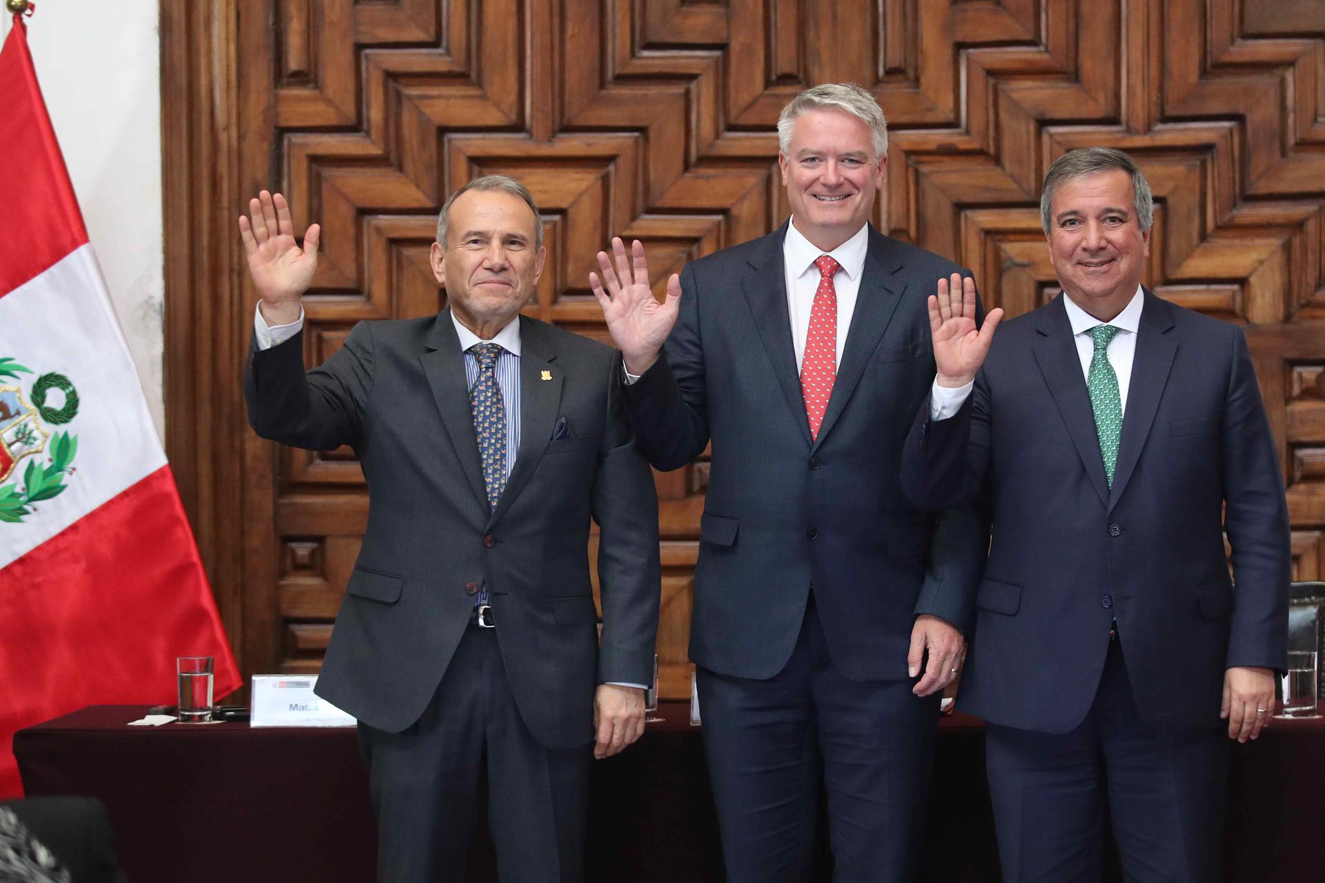 De izquierda a derecha, el canciller de Perú, Elmer Schialer, el secretario general de la Organización para la Cooperación y el Desarrollo Económicos (OCDE), Mathias Cormann, y el ministro de Economía de Perú, Raúl Pérez Reyes, posan durante la presentación del informe económico de la OCDE este lunes, en Lima (Perú). EFE/ Paolo Aguilar
