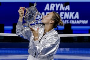 La tenista bielorrusa Aryna Sabalenka besa el trofeo de campeona tras derrotar a la estadounidense Amanda Anisimova, en la final del Abierto de Estados Unidos. EFE/EPA/JOHN G. MABANGLO