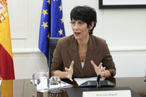 La ministra de Inclusión, Seguridad Social y Migraciones, Elma Saiz, se reúne con el grupo de trabajo formado con las principales plataformas digitales (X, Meta, Instagram y TikTok) este lunes. EFE/ Borja Sánchez-Trillo
