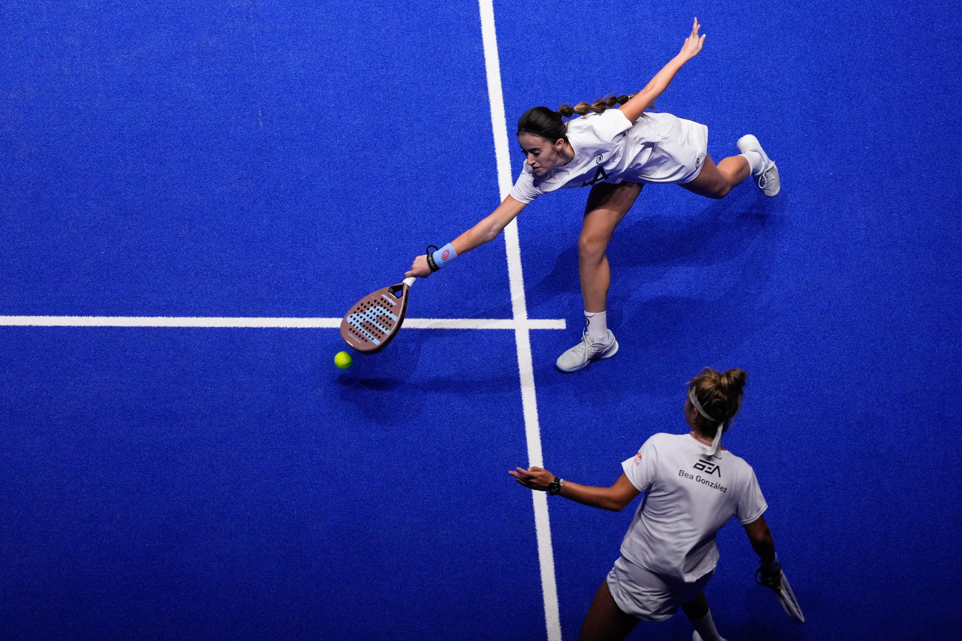 Las jugadoras Claudia Fernández (i) y Bea González (d) durante la Final femenina ante Delfi Brea y Gemma Triay en el IV torneo internacional Premier Pádel P1, este domingo en el Movistar Arena de Madrid. EFE/Borja Sanchez-Trillo
