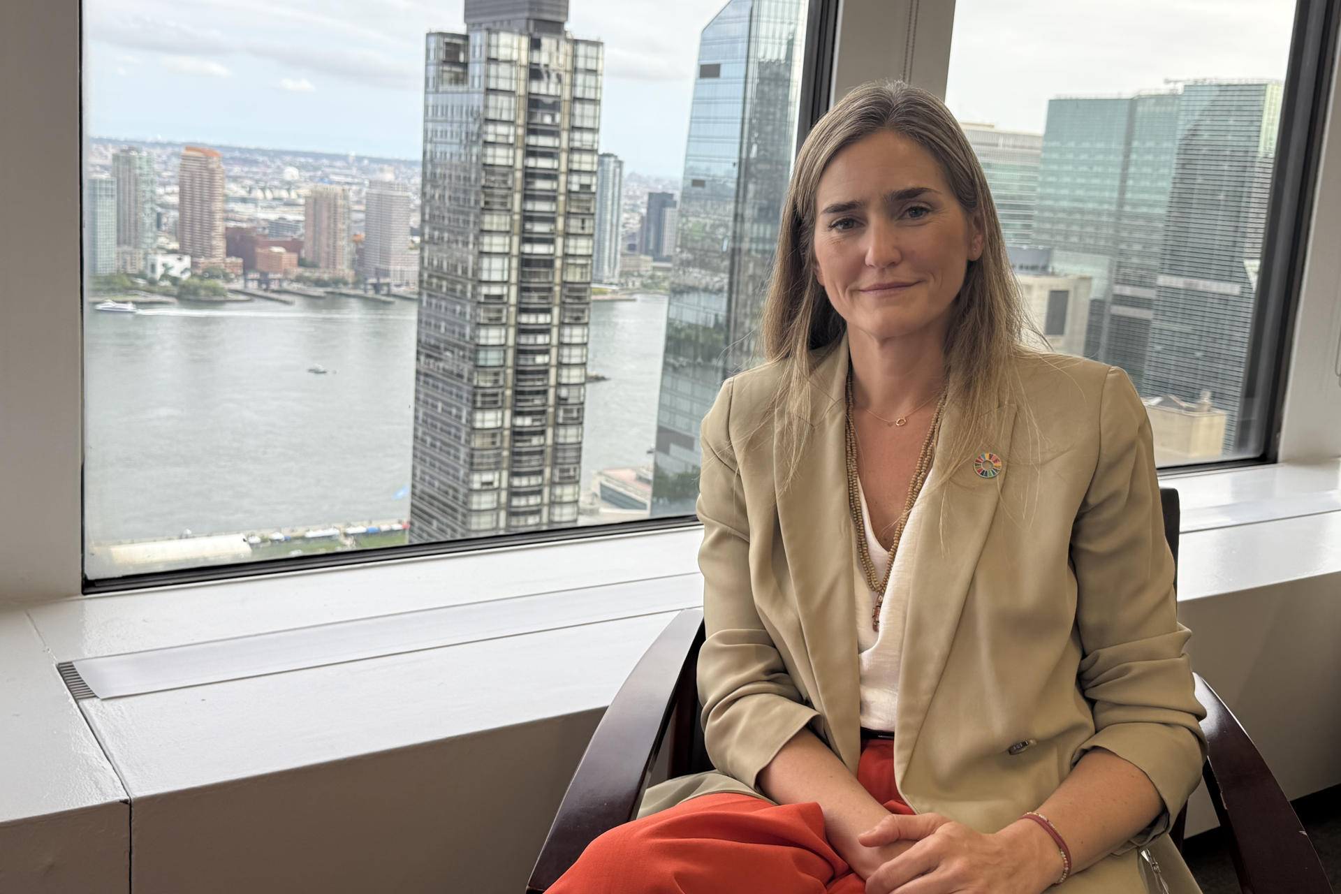 La vicepresidenta tercera del Gobierno y Ministra para la Transición Ecológica de España, Sara Aagesen Muñoz, habla durante una entrevista con EFE este lunes, en la sede de la Misión Permanente de España ante las Naciones Unidas, en Nueva York (Estados Unidos). La convención del Pacto de Estado frente a la Emergencia Climática se celebrará los días 13 y 14 de octubre en Ponferrada (Castilla y León), según ha anunciado este lunes la vicepresidenta tercera del Gobierno y ministra para la Transición Ecológica y el Reto Demográfico, Sara Aagesen. EFE/ Guillermo Azábal
