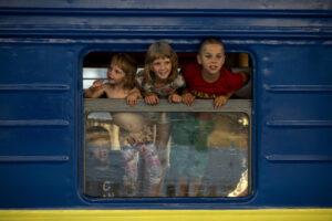 Niños viajan en el tren gratuito que sirve para evacuar a las personas de Donbás, el cual sale de la localidad de Pokrovsk y conecta con las ciudades de Dnipro y Lviv, en un viaje de muchas horas, que cruza gran parte del país, el 01 de julio de 2022. EFE/Orlando Barría
