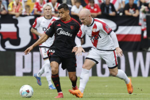 Alexis Sánchez (i), del Sevilla, disputa el balón Isi Palazón, del Rayo Vallecano, durante el partido correspondiente a la jornada 7 de LaLiga disputado este domingo en el Estadio de Vallecas. EFE/ Sergio Pérez
