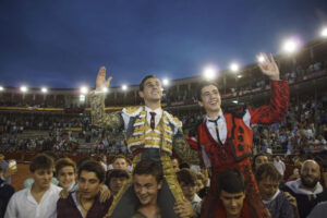 Los diestros Marco Pérez y Ismael Martín salen a hombros en el tercer festejo de la Feria de Salamanca, con toros de García Jiménez, este viernes en la Plaza de toros La Glorieta. EFE/ JM García