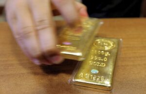 Un par de barras de 100 gramos de oro en una tienda en el Gran Bazar de Estambul, Turquía. EFE/TOLGA BOZOGLU