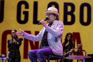 El cantante Joaquín Sabina durante el concierto ofrecido este sábado en la ciudad jienense de Úbeda. EFE/José Manuel Pedrosa