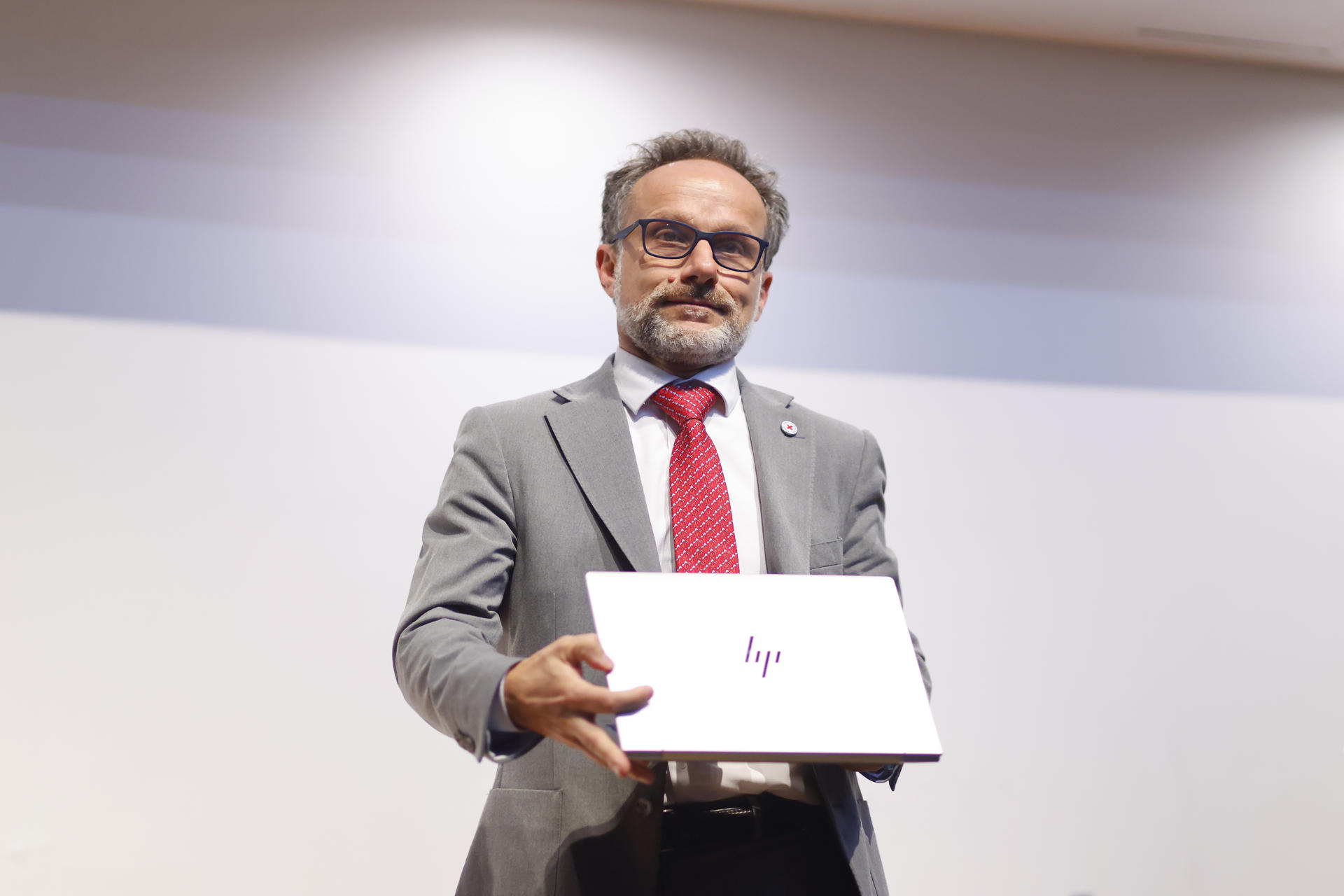 El jefe de la delegación para México y América Central del Comité Internacional de la Cruz Roja, Olivier Dubois (i), habla durante su conferencia ‘Conflictos armados actuales y desafíos del Derecho internacional humanitario’, este viernes en el marco del sexto Congreso Internacional de Derechos Humanitario, realizado en Guadalajara (México). EFE/Francisco Guasco
