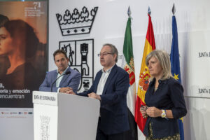 El director del Festival de Teatro Clásico de Mérida, Jesús Cimarro (c), y la consejera de Cultura, Turismo, Deporte y los Jóvenes, Victoria Bazaga, hacen balance de la recién finalizada 71 edición del certamen, que se ha celebrado entre el 4 de julio y el 31 de agosto, este miércoles en Mérida. EFE/Jero Morales