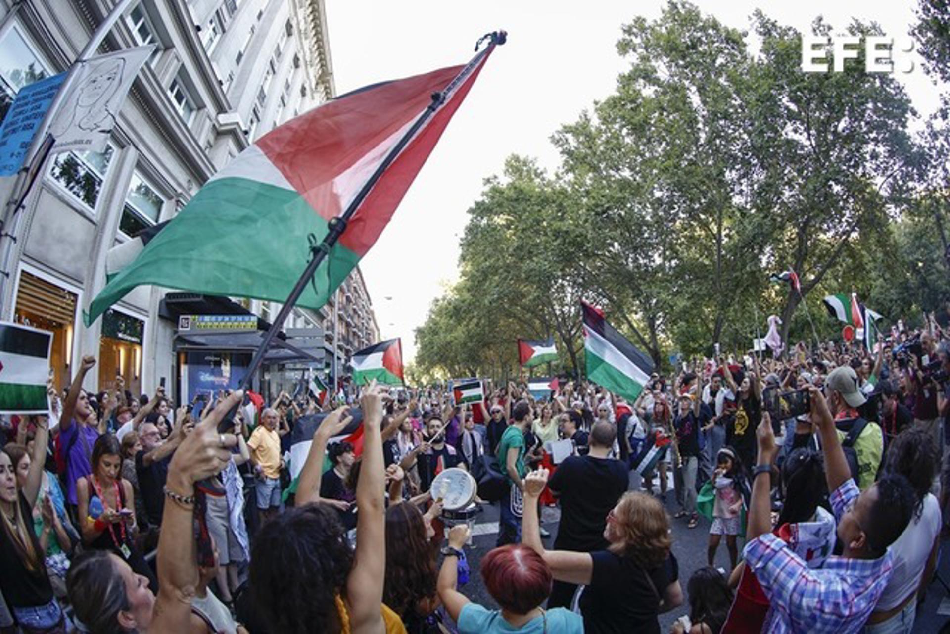 Varios manifestantes con banderas palestinas interrumpieron el paso de ciclistas por el Paseo del Prado durante la 21.ª y última etapa de la Vuelta a España entre Alalpardo y Madrid, en Madrid, España, el 14 de septiembre de 2025. La etapa cubre 103,6 km. EFE/ Rodrigo Jimenez