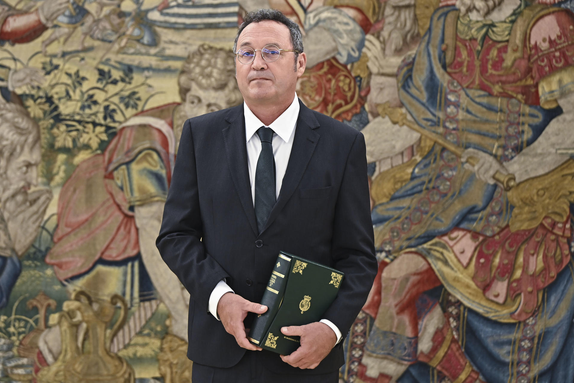 El fiscal general del Estado, Álvaro García Ortiz, entregando al rey la Memoria de la Fiscalía de 2024 el pasado miércoles. EFE/ Fernando Villar