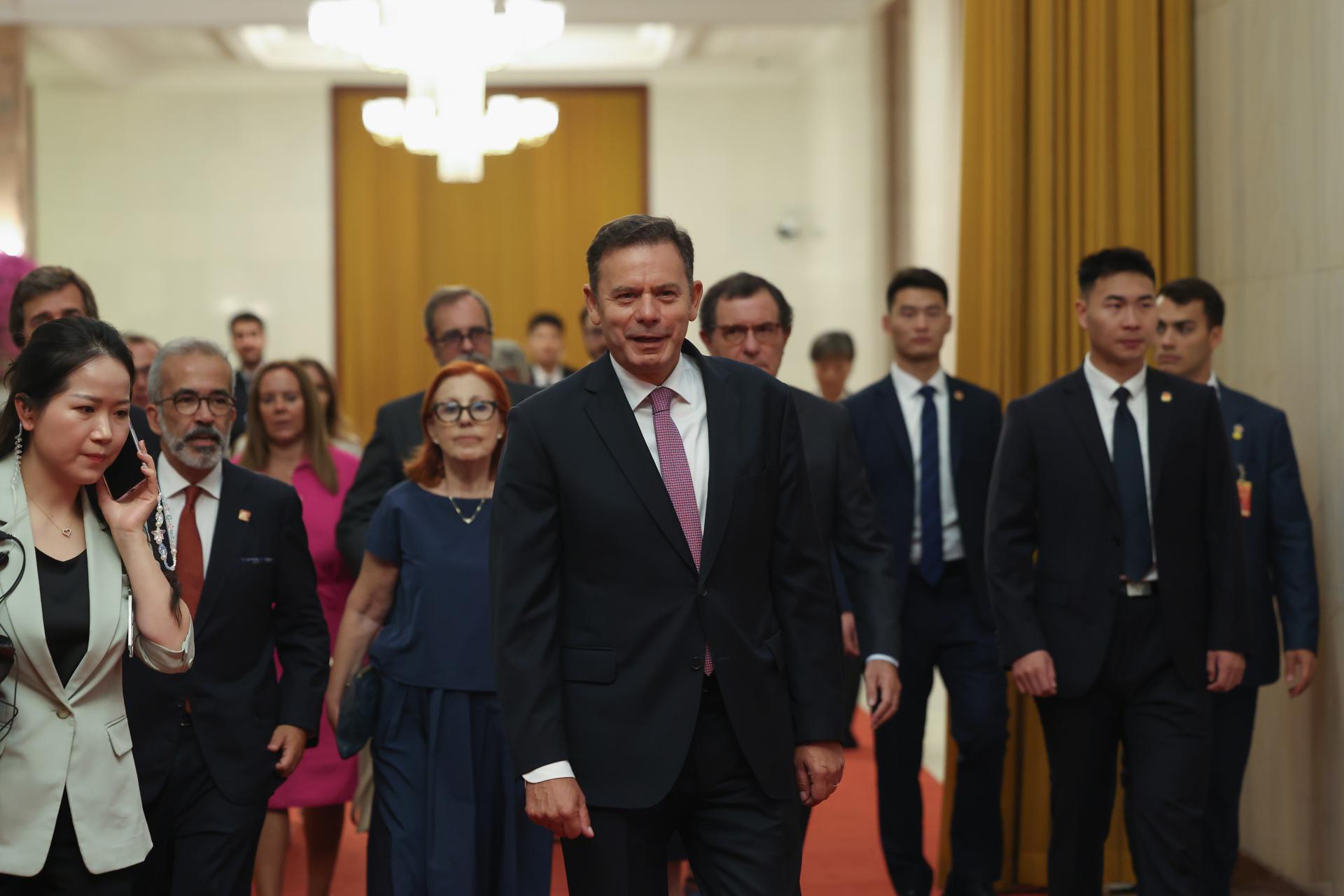 El primer ministro portugués, Luis Montenegro (C), llega a una reunión con el presidente chino, Xi Jinping, en el Gran Salón del Pueblo en Pekín, el 9 de septiembre de 2025. EFE/EPA/Lintao Zhang / POOL