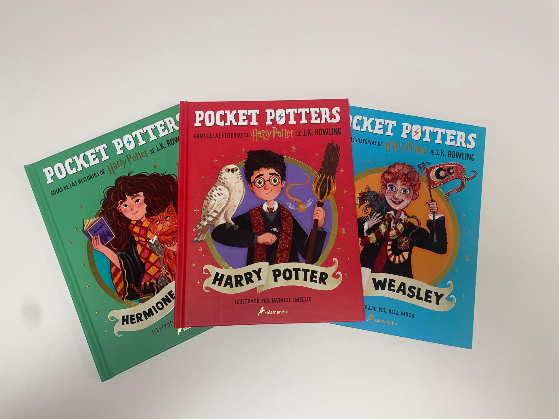 La fantasía nunca pasa de moda y la literatura infantil vuelve este otoño con criaturas mágicas, dragones y brujas, pero también aventuras por la vuelta al cole y el lanzamiento este mes de la colección Pocket Potter con historias de Harry Potter adaptadas, por primera vez, a los pequeños. Uno de los lanzamientos estrellas de este mes es la nueva serie ilustrada de Harry Potter. La editorial Salamandra, sello de Penguin Random, publica tres títulos: Harry Potter, Ron Weasley y Hermione Granger, inspirada en los libros originales de J.K.Rowling y dirigida a niños a partir de 7 años. EFE/ Penguin Random House SOLO USO EDITORIAL/SOLO DISPONIBLE PARA ILUSTRAR LA NOTICIA QUE ACOMPAÑA (CRÉDITO OBLIGATORIO)