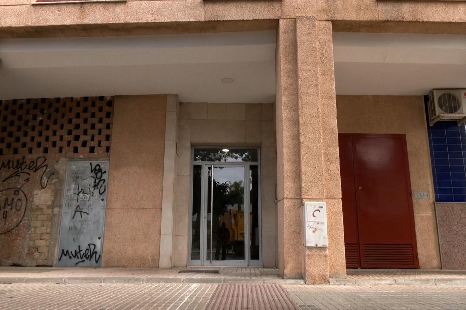Un joven de 21 años ha sido detenido este domingo por su presunta implicación en el asesinato con arma blanca de una mujer nacida en 1997, con la que parece que mantenía una relación sentimental, en el barrio de Sevilla Este de la capital hispalense. La Policía Nacional mantiene abierta una investigación para tratar de esclarecer lo sucedido y si podría tratarse o no de un caso de violencia machista, que "en estos momento es la principal hipótesis", según ha señalado en un audio remitido a los periodistas el subdelegado del Gobierno en Sevilla, Francisco Toscano. EFE/ David Arjona
