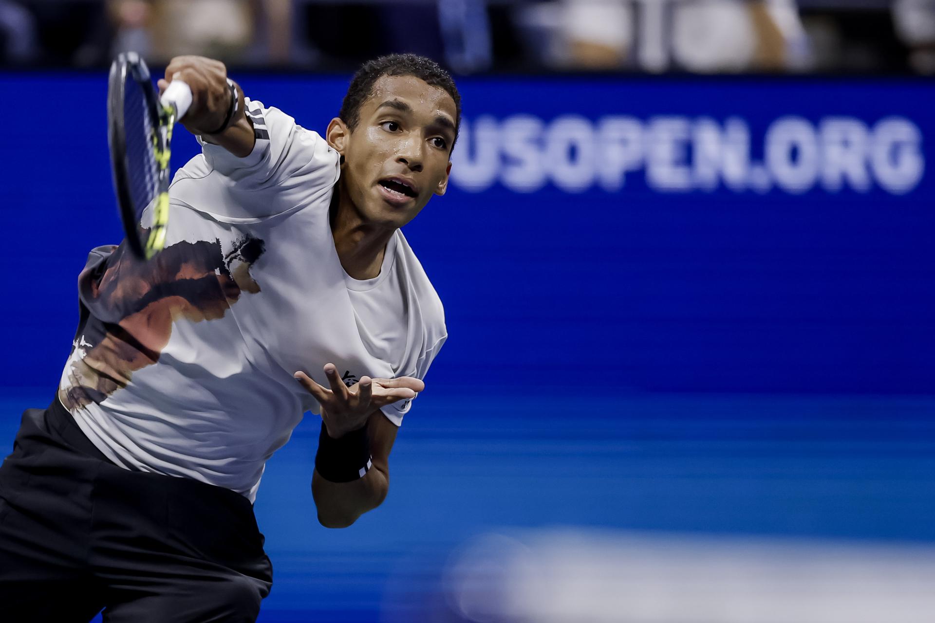 El canadiense Felix Auger-Aliassime saca contra el italiano Jannik Sinner durante las semifinales de individuales masculinos en los Campeonatos de Tenis Abierto de EE.UU. en el Centro Nacional de Tenis USTA Billie Jean King en Flushing Meadows, Nueva York (EE.UU.). EFE/JOHN G. MABANGLO
