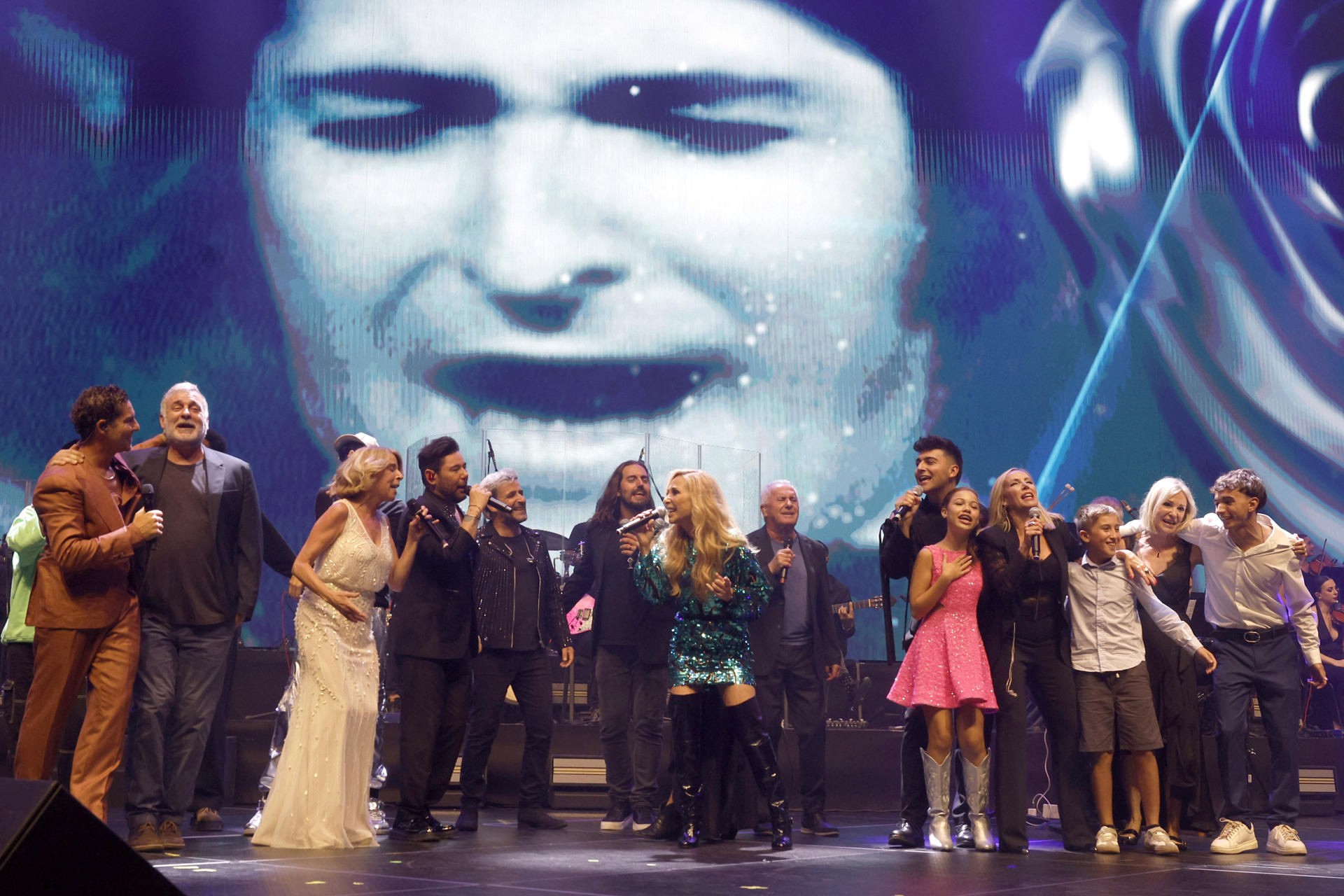 Concierto homenaje a Nino Bravo que inaugura este sábado el Roig Arena de Valencia, el pabellón multiusos y nueva casa del Valencia Basket impulsado por Juan Roig tras una inversión personal de 400 millones de euros, en una gala donde David Bisbal, Víctor Manuel, Malú, Vanesa Martín, Sole Giménez, La casa azul, Marta Sánchez, Chambao o Andrés Suárez interpretarán clásicos del mito valenciano, que "actuará" en directo gracias a un holograma en 2D. EFE/Kai Foersterling
