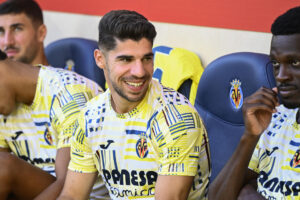 El centrocampista israelí del Villarreal Manor Solomon (c) en el banquillo durante el partido de la jornada 5 de LaLiga EA Sports que disputaron el pasado sábado el Villarreal y el Osasuna en el Estadio de la Cerámica. EFE/ Andreu Esteban