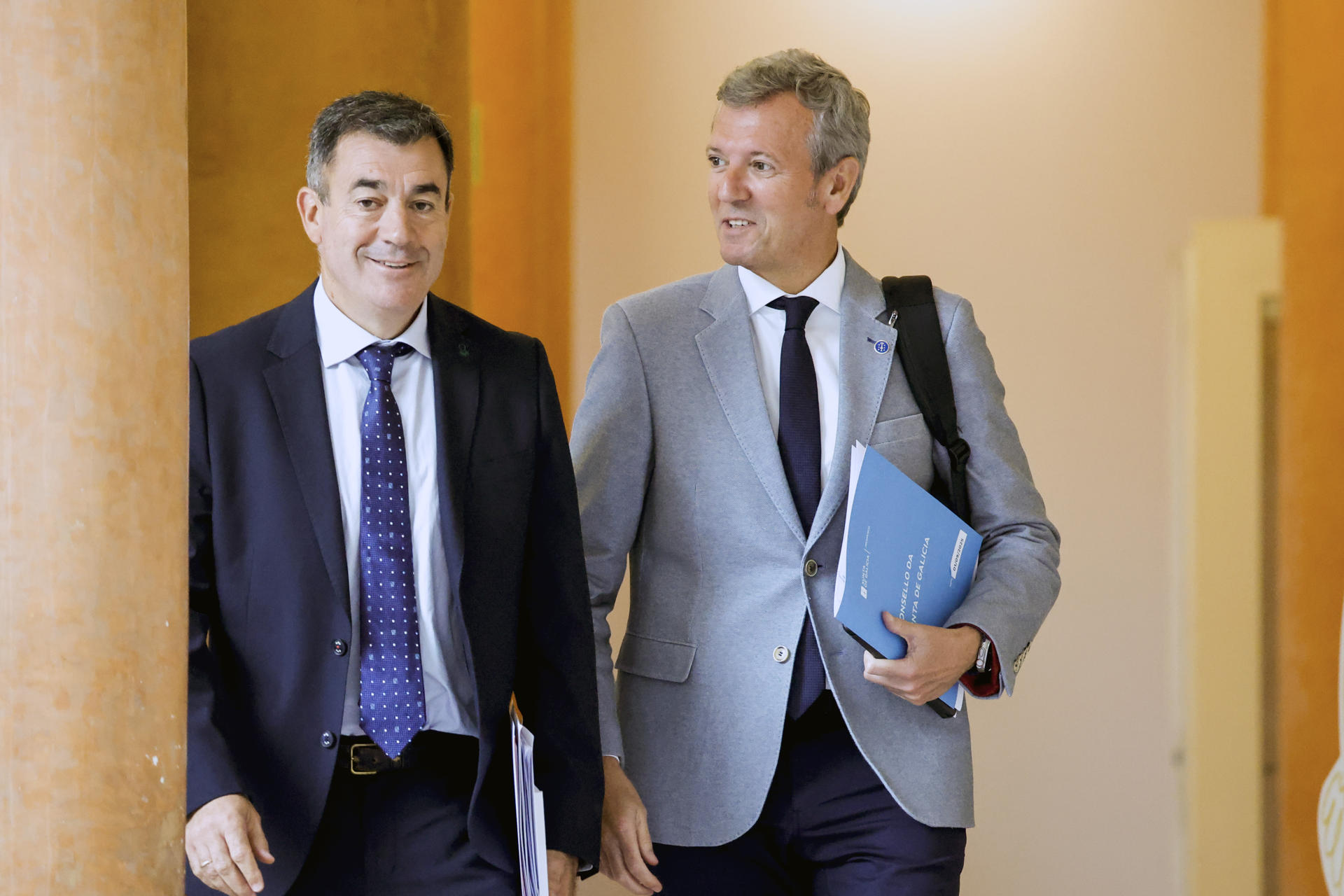 El presidente de la Xunta, Alfonso Rueda, y el conselleiro de Educación, Román Rodríguez, antes de la rueda de prensa posterior a la reunión del Consello de la Xunta, este lunes en Santiago de Compostela. EFE/Lavandeira jr