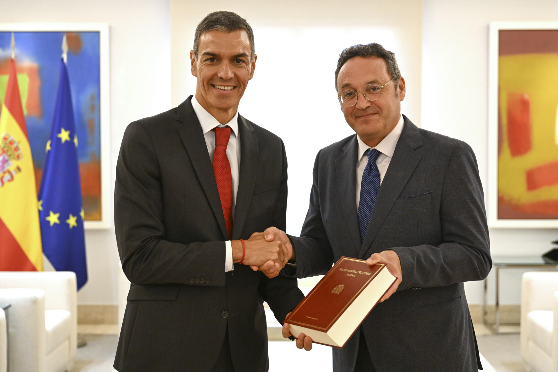 El presidente del Gobierno, Pedro Sánchez (izda), recibe al fiscal general del Estado, Álvaro García Ortiz, este jueves en Moncloa. EFE/Pool Moncloa/Borja Puig de la Bellacasa CRÉDITO OBLIGATORIO SOLO USO PERMITIDO PARA ILUSTRAR LA NOTICIA QUE APARECE EN EL PIE DE FOTO SÓLO USO EDITORIAL