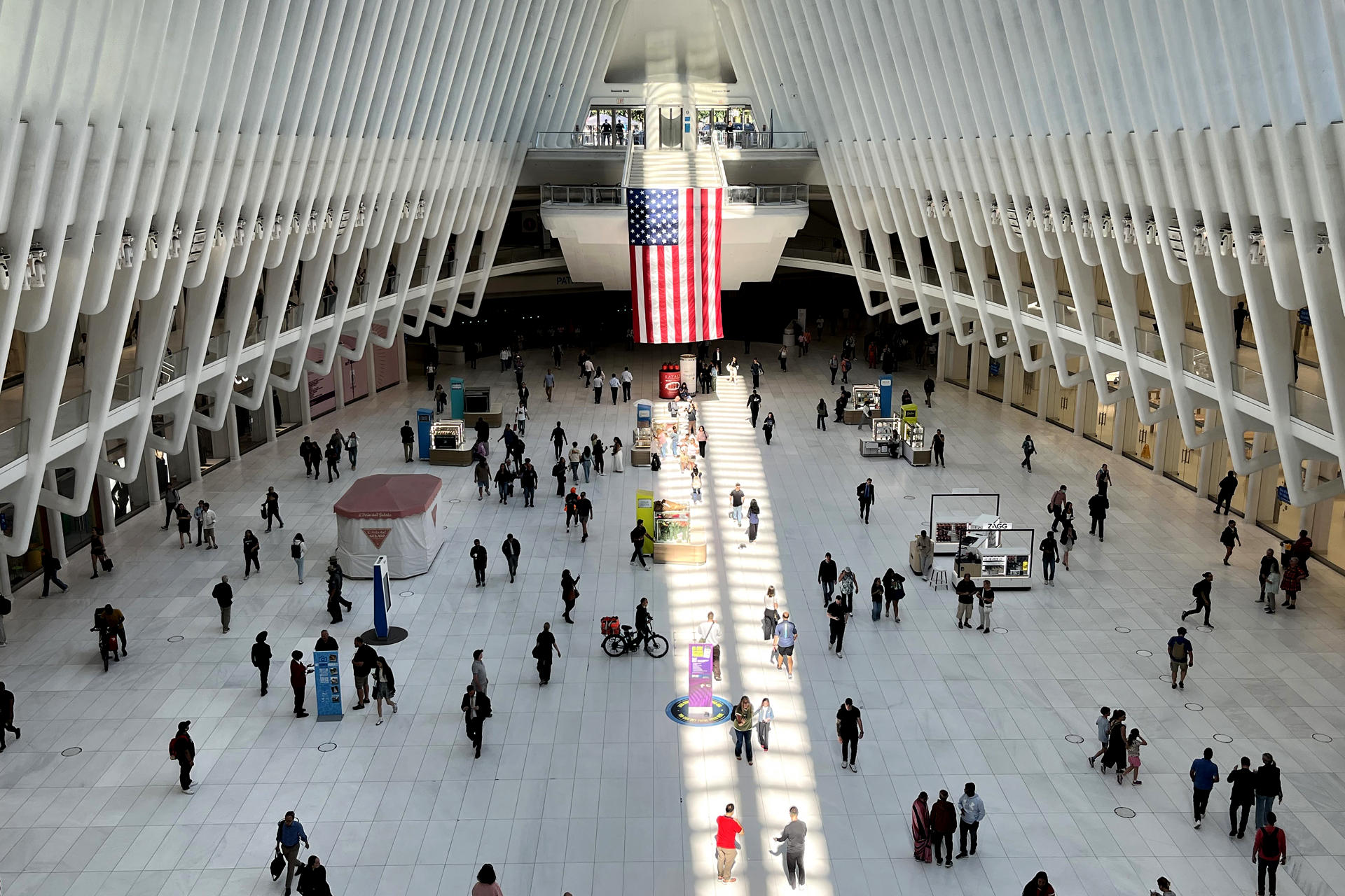 Personas observan el interior del Oculus en el World Trade Center este jueves, en Nueva York (EEUU). EFE/ Nora Quintanilla