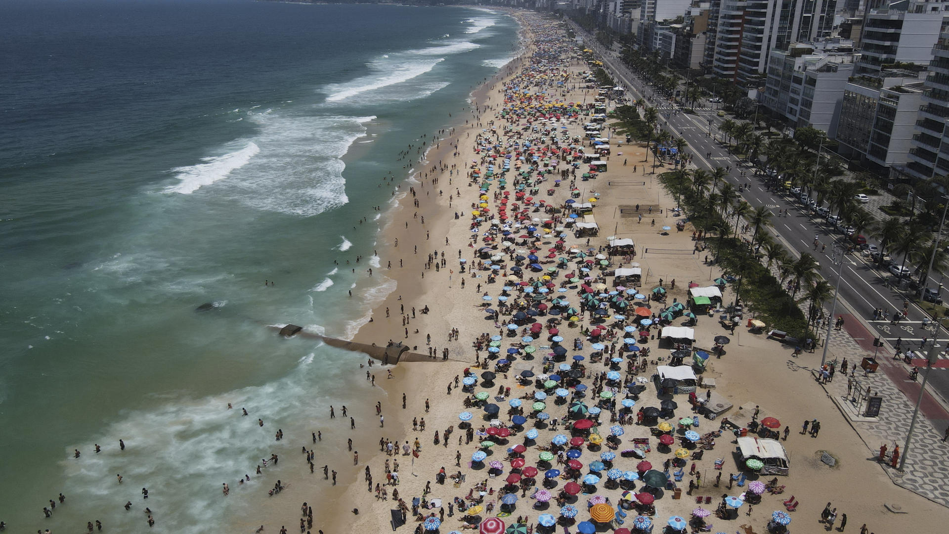Fotografía de archivo del 12 de noviembre de 2023 que muestra a personas en la playa de Ipanema en Río de Janeiro (Brasil). EFE/ Antonio Lacerda /ARCHIVO