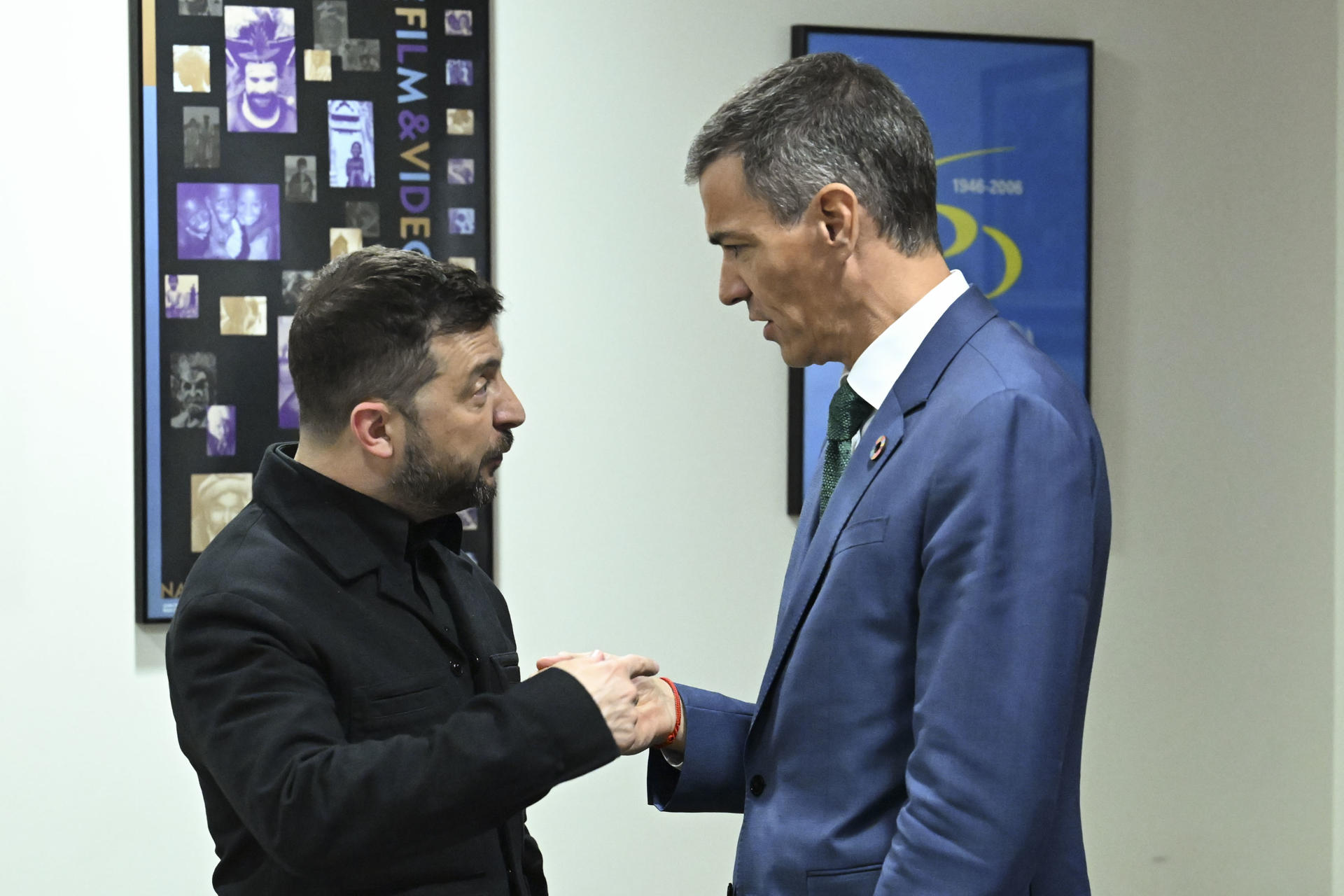 El presidente del Gobierno español, Pedro Sánchez (d), durante una reunión con el presidente de Ucrania, Volodimir Zelenski, este miércoles en los márgenes de la Asamblea General de Naciones Unidas. EFE/Borja Puig de la Bellacasa/Pool Moncloa