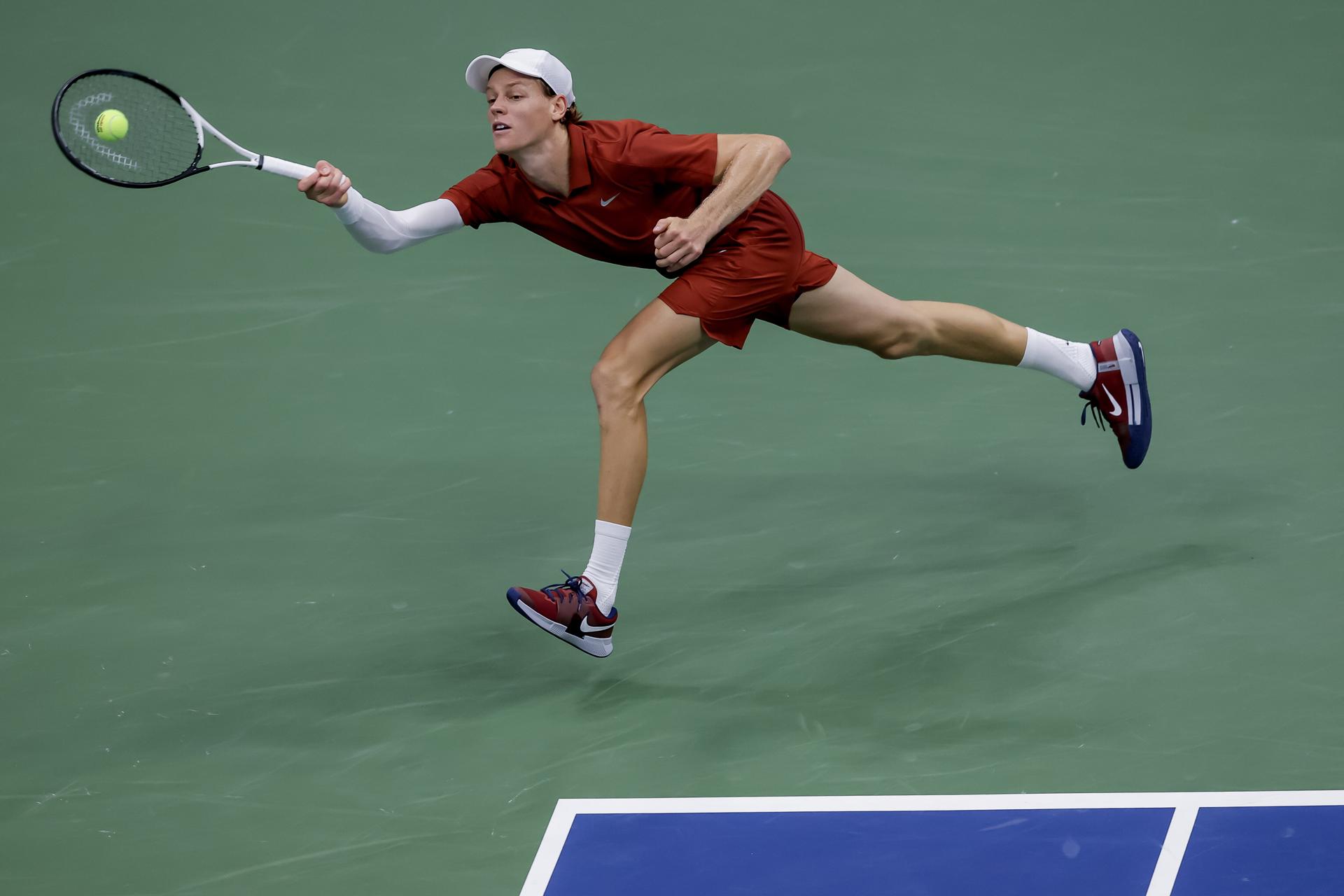 El italiano Jannik Sinner perdió la final del US Open 2025 con Carlos Alcaraz. EFE/EPA/BRIAN HIRSCHFELD