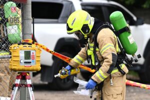 Sídney (Australia), 16/09/2025.- Personal de bomberos y rescate de Nueva Gales del Sur trabaja con aparatos de respiración en la escena de una fuga de gas fatal en un restaurante en Riverstone, Sídney, que dejó una persona muerta y varias heridas. EFE/EPA/DAN HIMBRECHTS AUSTRALIA AND NEW ZEALAND OUT