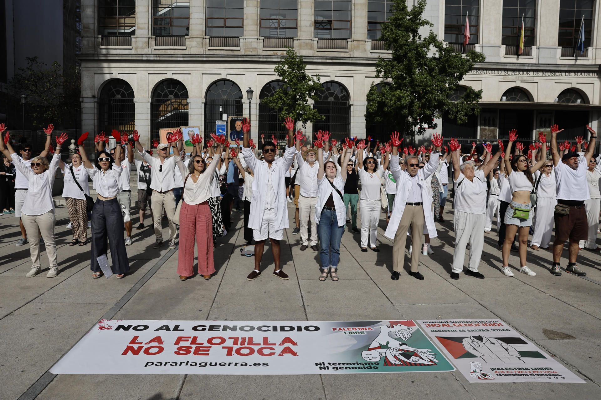 Concentración convocada por la plataforma PararLaGuerra.es para homenajear y apoyar el trabajo de los profesionales sanitarios en Gaza y de la Flotilla de la Libertad, este sábado en Madrid. Esta acción también se desarrolla en otras ciudades españolas. EFE/ Sergio Pérez