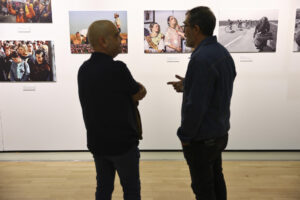 La Agencia EFE de Castilla-La Mancha conmemora los 40 años de su apertura con la inauguración de la exposición 'Momentos icónicos de nuestra historia reciente', que puede visitarse en el Centro Cultural San Marcos de Toledo desde este lunes hasta el 12 de octubre, y que repasa estas cuatro décadas a través de 40 fotografías. La exposición refleja los elementos más distintivos de Castilla-La Mancha, sus costumbres y tradiciones, su historia, su patrimonio cultural y natural, acontecimientos y sucesos que han quedado en la memoria colectiva de la región, su presente y su proyección de futuro. EFE/ Ismael Herrero